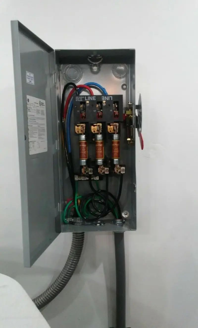 Three-phase disconnect switch installed for Smoke Detector Installation in Frankenlust
