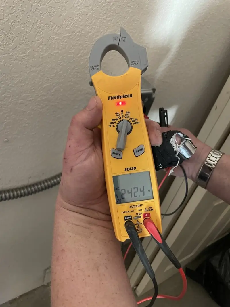 Voltage testing with clamp meter during Generator Installation in Frankenlust